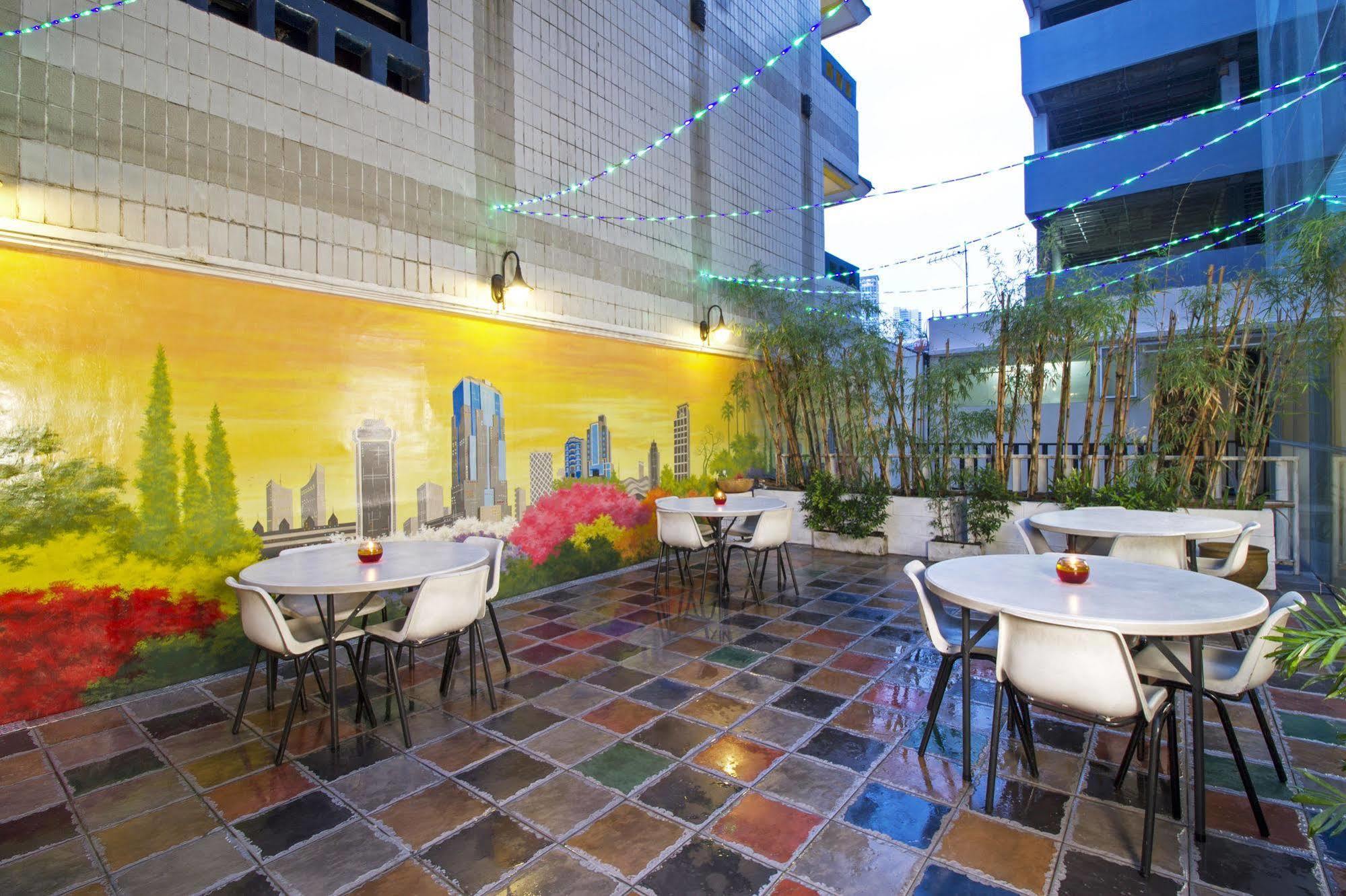 Reddoorz Premium @ Thamrin Kebon Sirih Hotel Jakarta Buitenkant foto