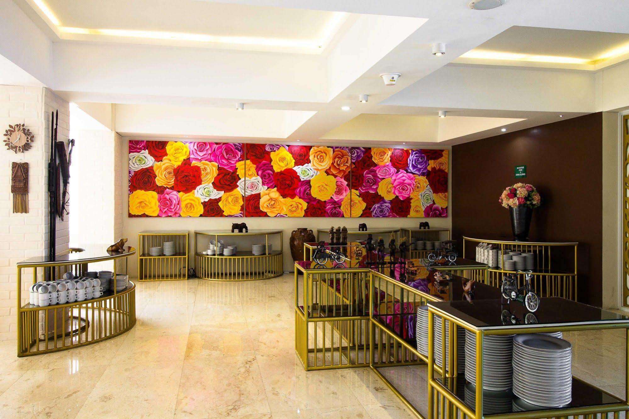 Reddoorz Premium @ Thamrin Kebon Sirih Hotel Jakarta Buitenkant foto